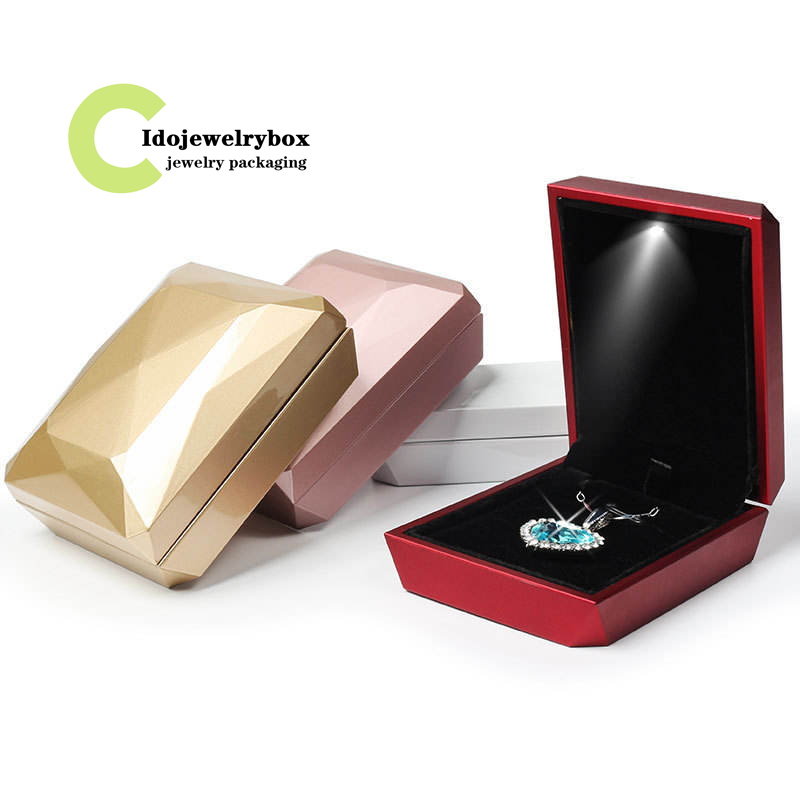 High quality diamond wrapped button battery luminous jewelry box plastic ring pendant necklace storage gift box packaging